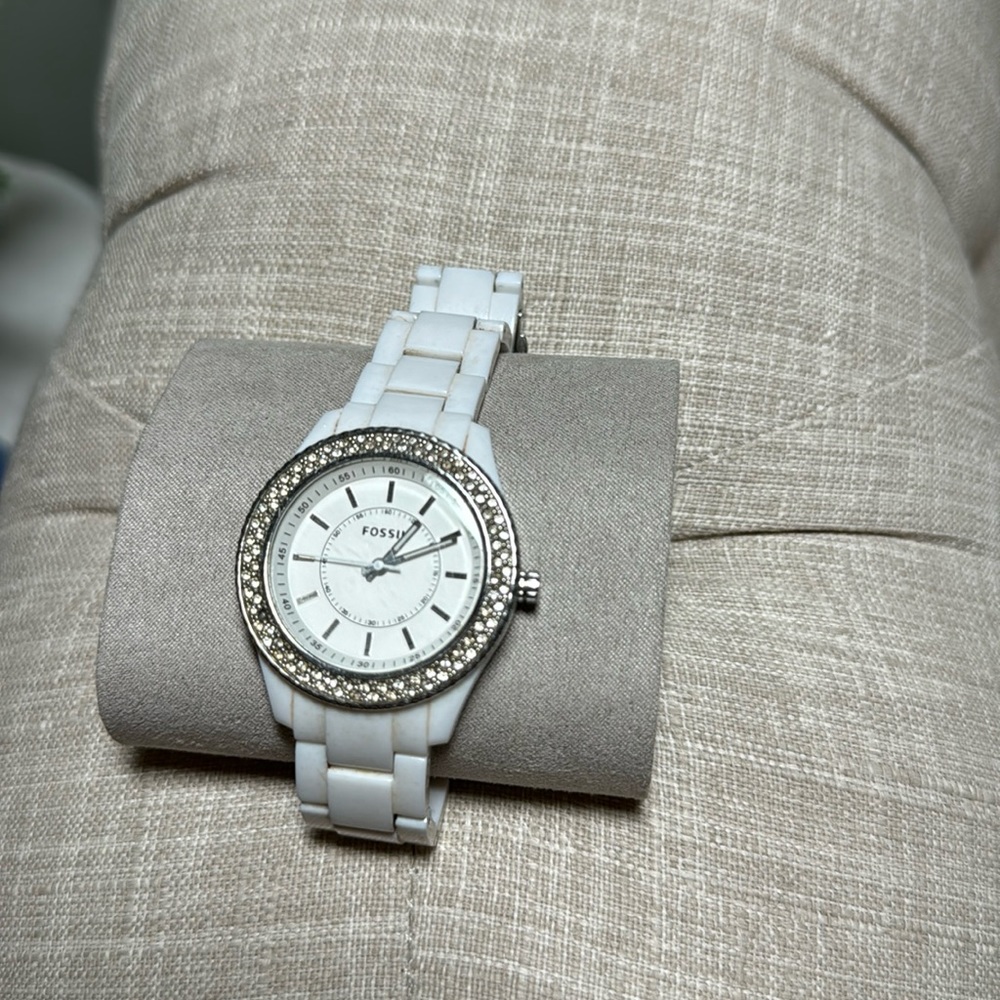 Used women’s white ceramic fossil watch
